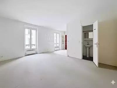 découvrez cette maison à rénover située dans le prestigieux 7ème arrondissement de paris. un emplacement idéal pour créer votre résidence de rêve au cœur de la capitale.