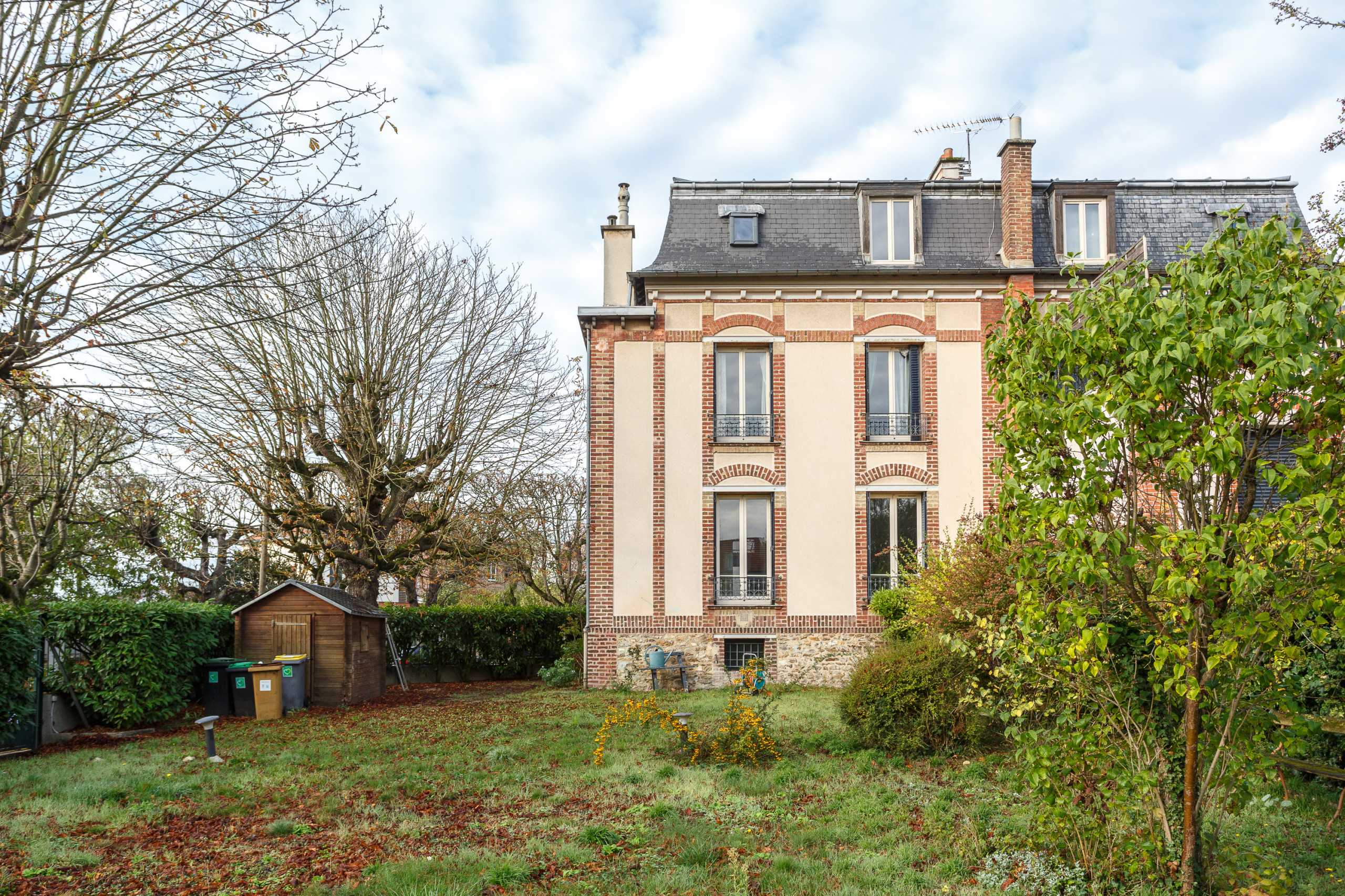 découvrez cette maison bourgeoise à rénover, idéalement située près du 15e arrondissement, offrant un fort potentiel pour créer votre résidence de rêve.