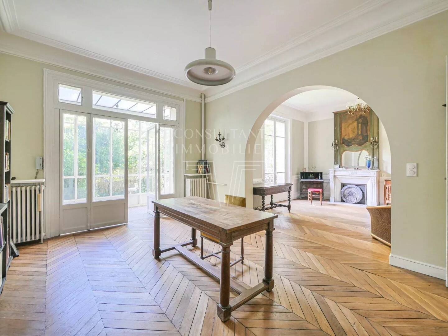 découvrez cette maison de maître à rénover située dans le 15e arrondissement de paris, offrant un potentiel unique pour créer votre résidence idéale au cœur de la capitale.