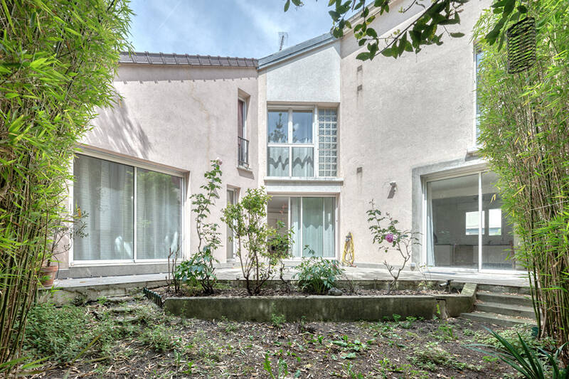 découvrez une maison de maître à rénover dans le 15e arrondissement de paris, offrant un fort potentiel pour créer une résidence d'exception au cœur de la capitale.