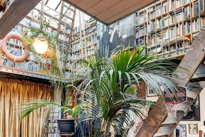 découvrez cette maison de maître à rénover située dans le 15e arrondissement de paris, offrant un fort potentiel pour créer un espace de vie élégant et unique au cœur de la capitale.