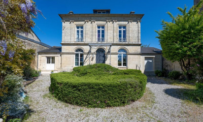 découvrez cette maison de maître à rénover idéalement située près du 15e arrondissement, offrant un fort potentiel pour créer la maison de vos rêves.