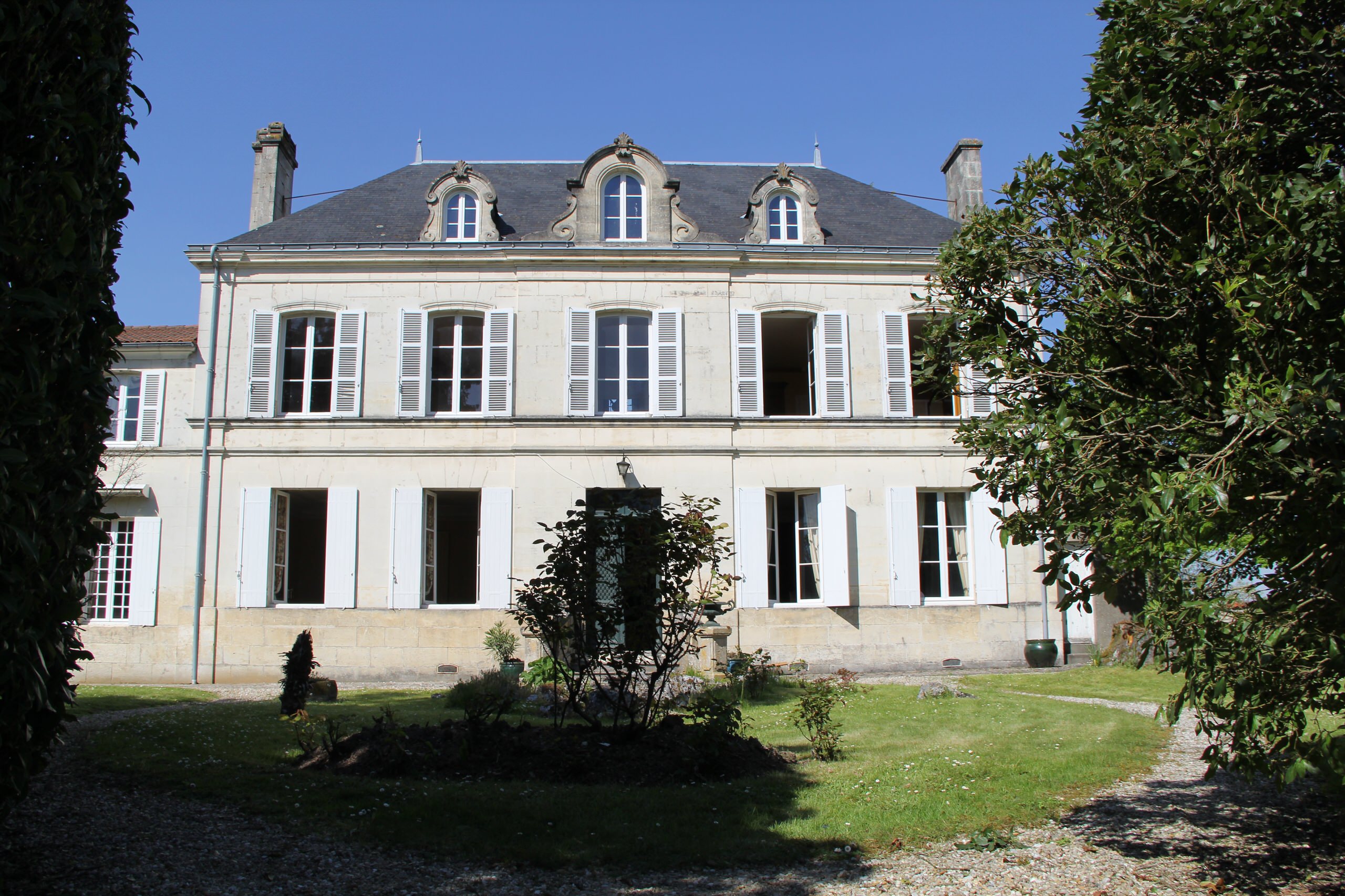 découvrez cette maison de maître à rénover située près du 15e arrondissement, offrant un fort potentiel pour un projet immobilier unique.