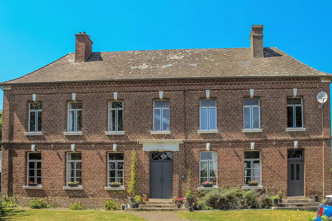 découvrez cette maison de maître à rénover, idéalement située près du 15e arrondissement, offrant un fort potentiel pour créer votre résidence de rêve.