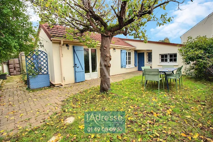 découvrez cette maison plain-pied à rénover, idéalement située proche du 15e arrondissement de paris. parfaite pour un projet immobilier en 2025, profitez d'un emplacement privilégié et d'un fort potentiel de rénovation.