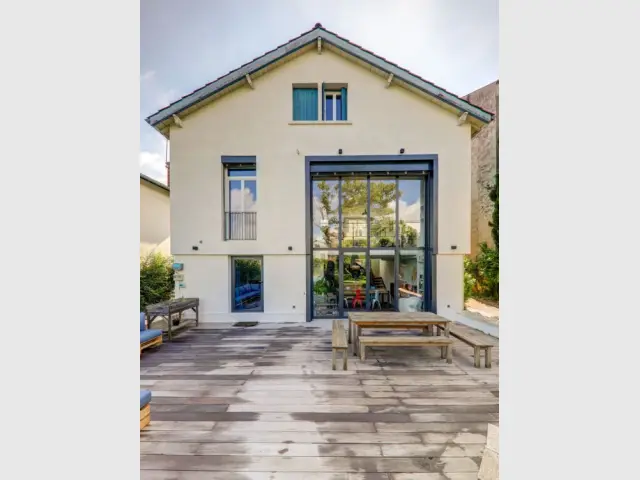 découvrez cette maison rénovée alliant charme et modernité, offrant un confort optimal et des prestations de qualité dans un cadre agréable.