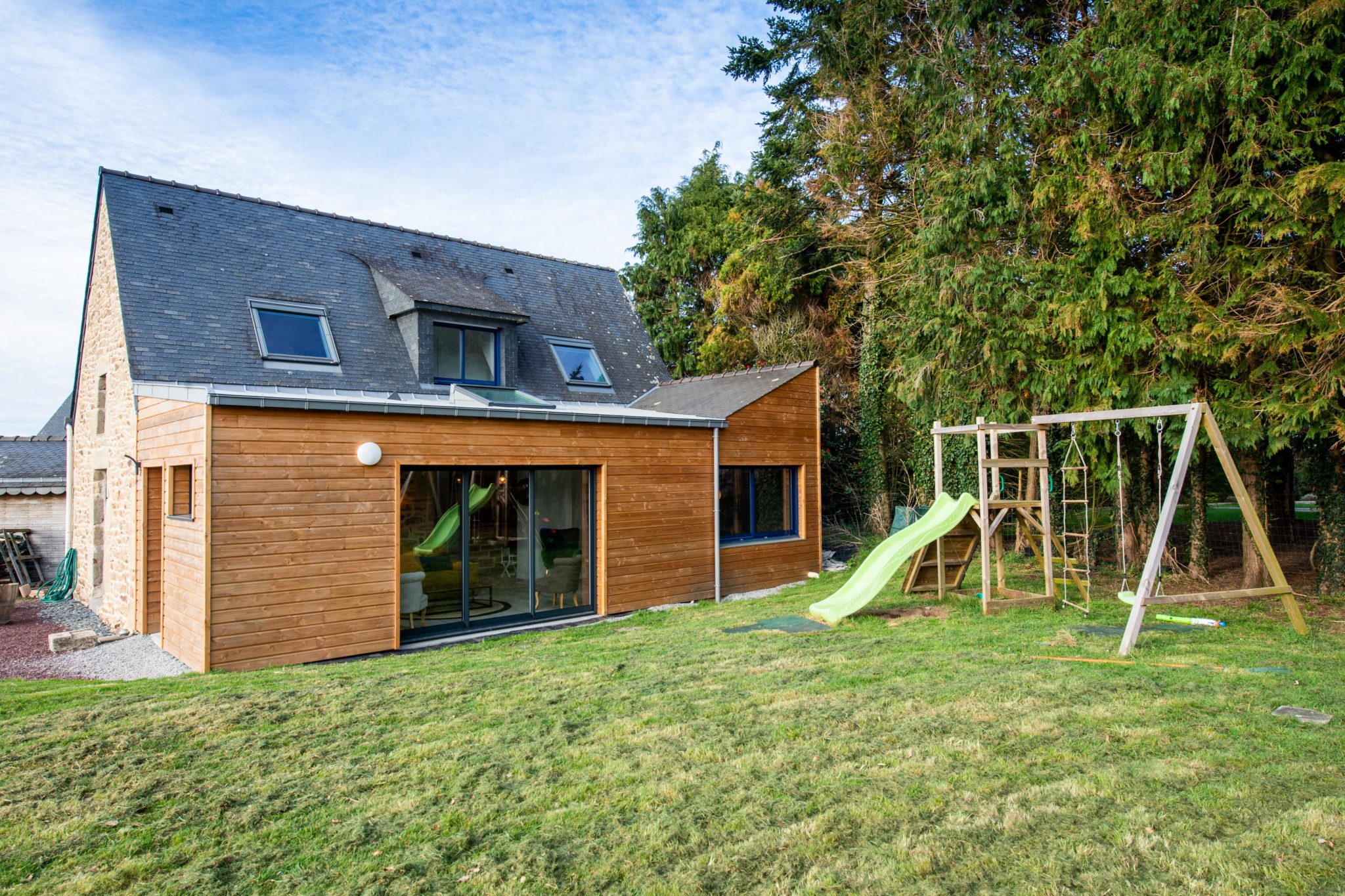maison surelevation bois 2 découvrez nos solutions de surélévation en bois pour agrandir et valoriser votre maison avec élégance et durabilité.