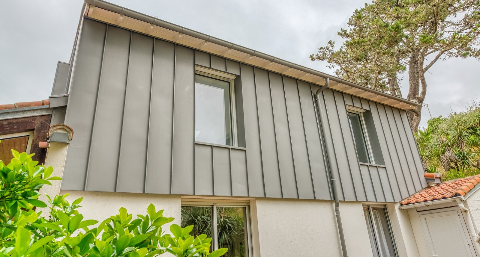 découvrez les avantages d'une maison surélevée : protection contre les inondations, meilleure ventilation et design unique pour un habitat sûr et confortable.
