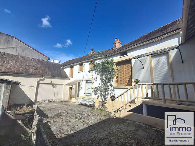 découvrez cette charmante maison de village à rénover près de paris, disponible en 2025. une opportunité unique pour créer votre espace de vie idéal à proximité de la capitale.