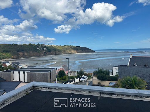 découvrez cette maison à rénover avec vue mer, située près de paris. un projet idéal pour profiter d'un cadre exceptionnel alliant confort et proximité de la capitale.