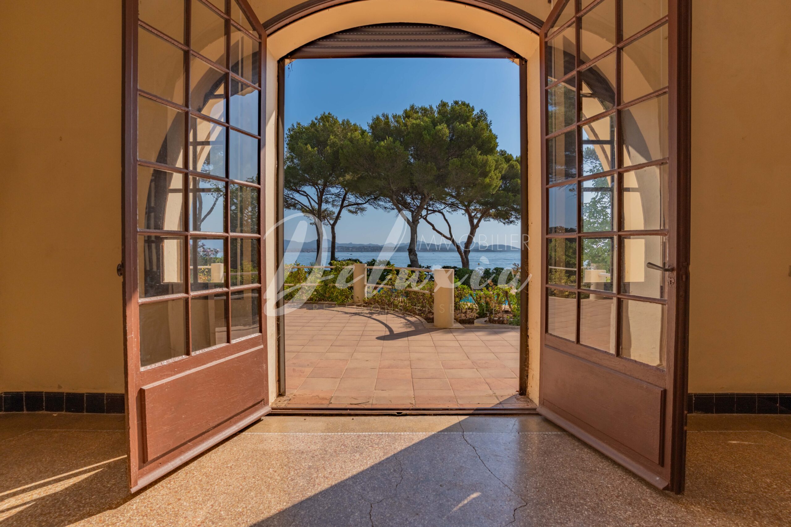 découvrez cette maison à rénover avec une vue imprenable sur la mer, située à proximité de paris. un projet idéal pour créer votre résidence principale ou secondaire, alliant calme et accessibilité.