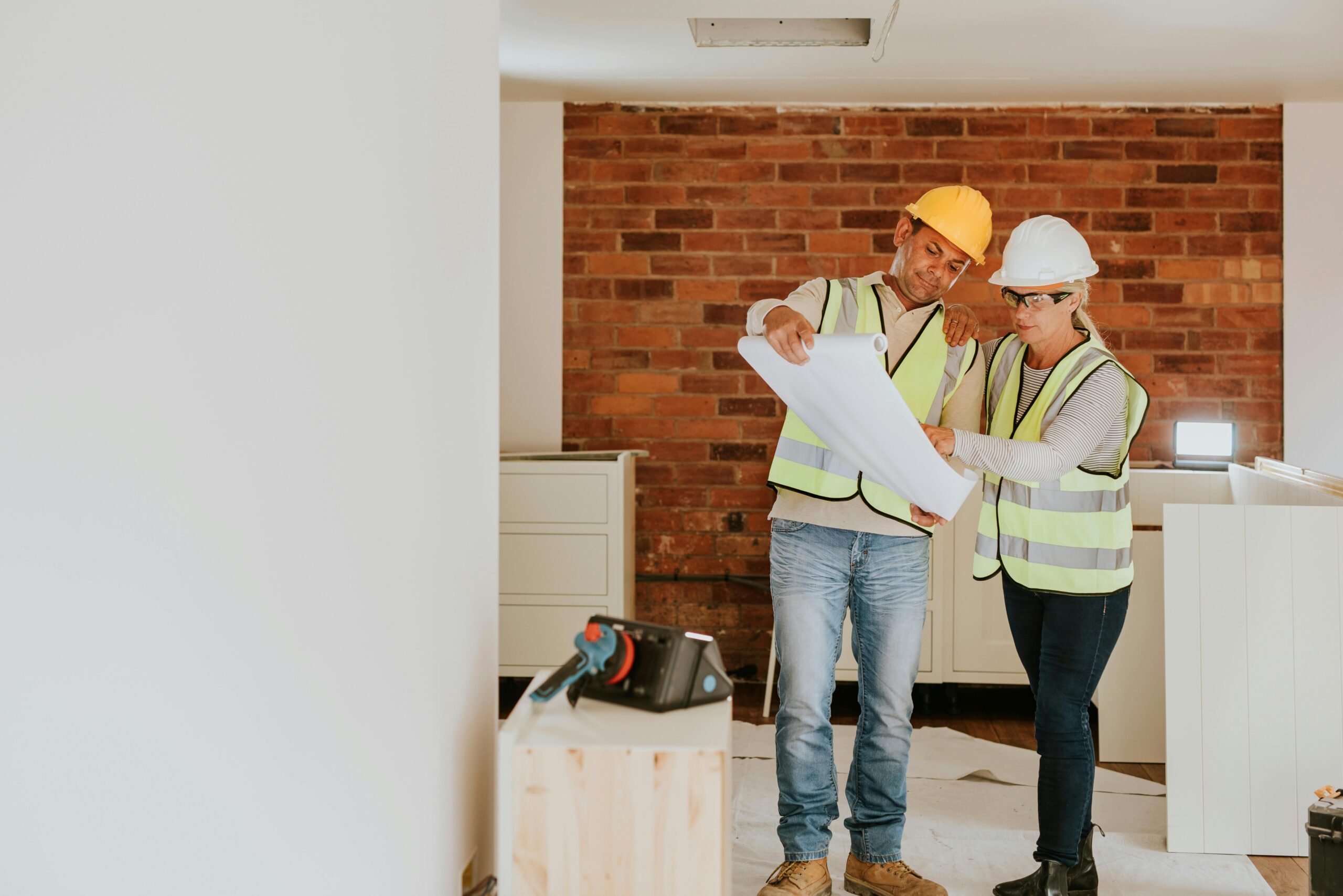 découvrez le rôle clé du maître d'œuvre dans la gestion et la coordination de vos projets de construction pour garantir qualité et respect des délais.