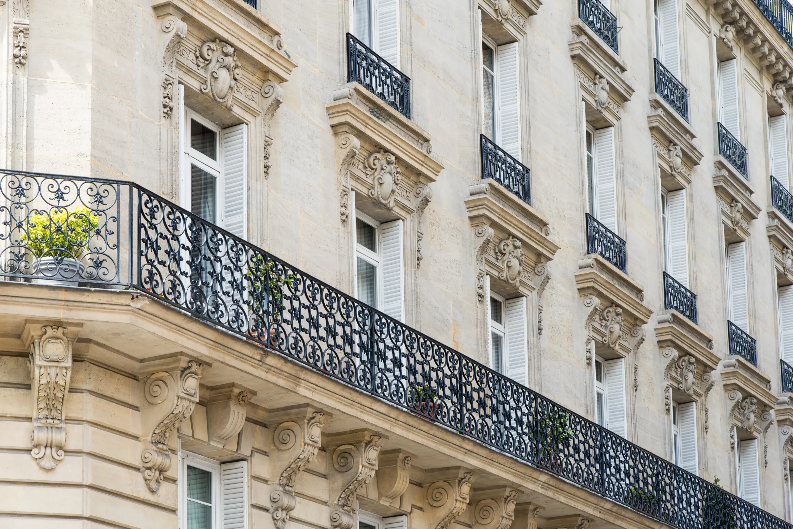 découvrez les matériaux traditionnels et caractéristiques des immeubles haussmanniens, alliant élégance et robustesse pour un style unique à paris.