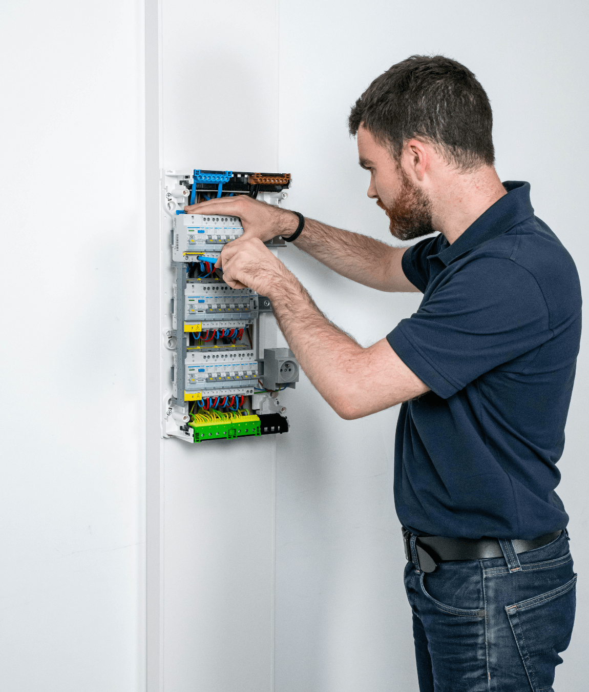 expertise professionnelle pour la mise aux normes électriques de votre installation, garantissant sécurité et conformité aux réglementations en vigueur.