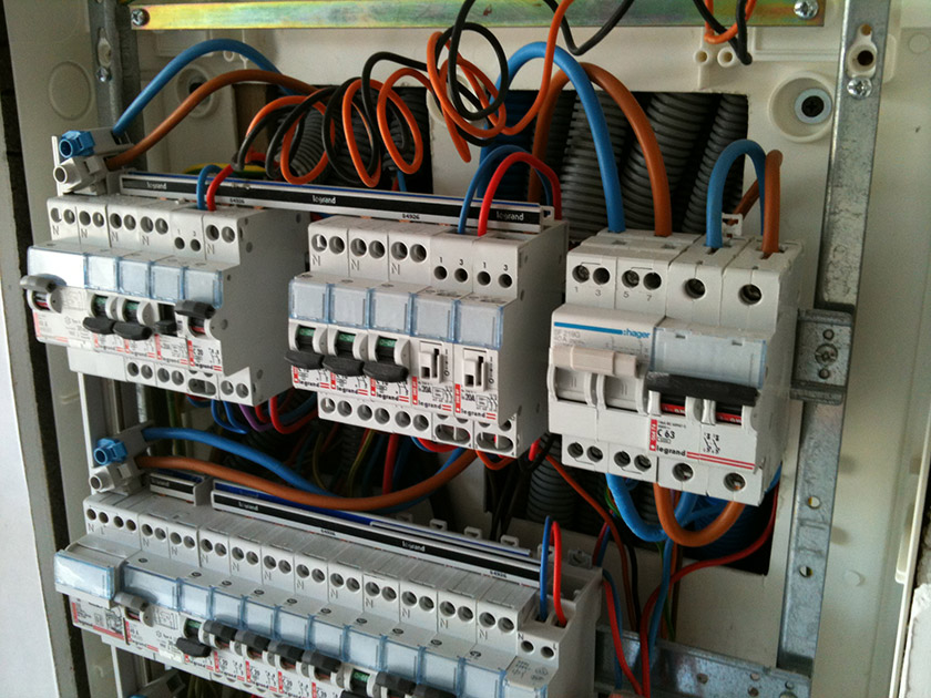 assurez la sécurité de votre logement avec notre service de mise aux normes de votre installation électrique, conforme aux dernières réglementations.