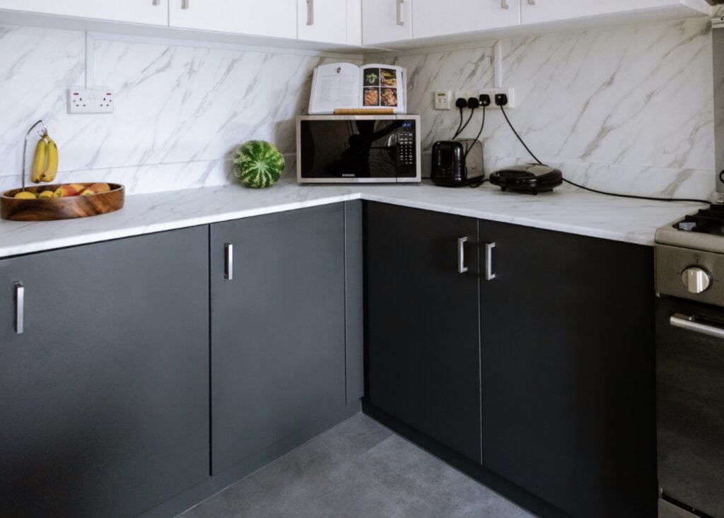 découvrez des astuces simples et efficaces pour moderniser votre cuisine facilement et lui donner un nouveau souffle en un rien de temps.