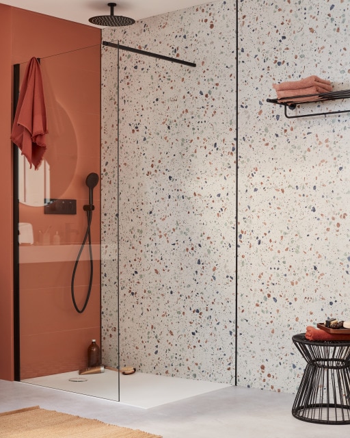 découvrez nos idées et astuces pour choisir et décorer le mur de votre salle de bain, alliant style et praticité.