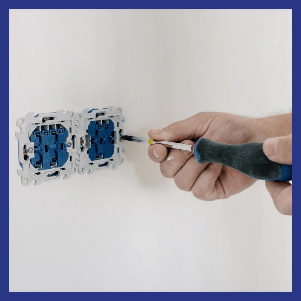 découvrez les normes électriques essentielles à respecter lors d'une rénovation pour garantir sécurité et conformité de vos installations électriques.