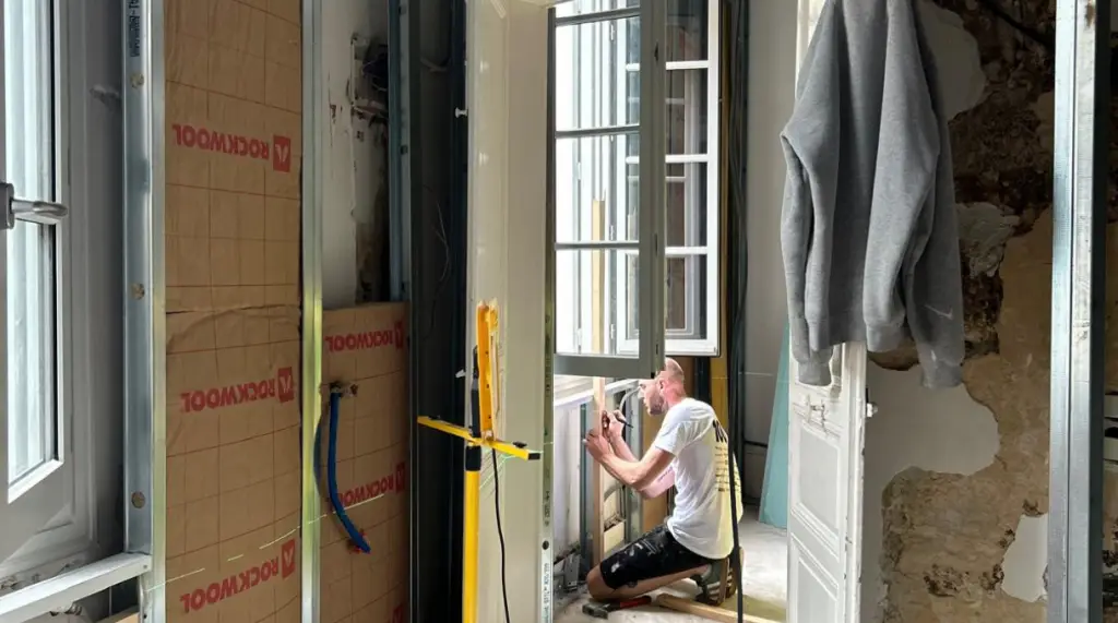 découvrez comment optimiser l'isolation d'un immeuble haussmannien pour améliorer le confort thermique et réduire les dépenses énergétiques tout en préservant le charme architectural.