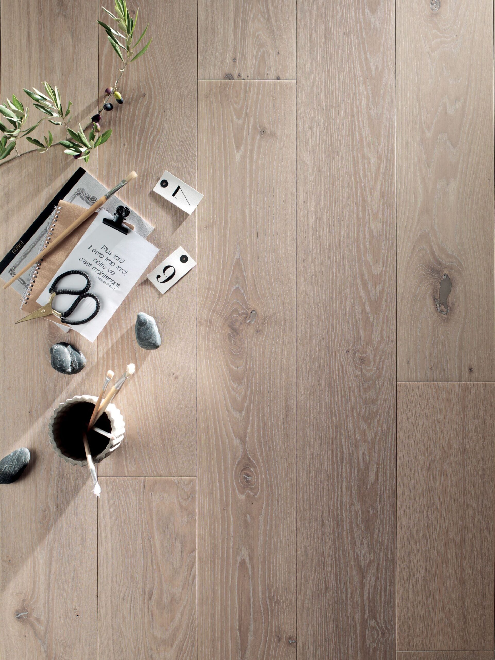 découvrez nos conseils d'experts pour choisir l'orientation idéale de votre parquet et sublimer votre intérieur avec style et harmonie.