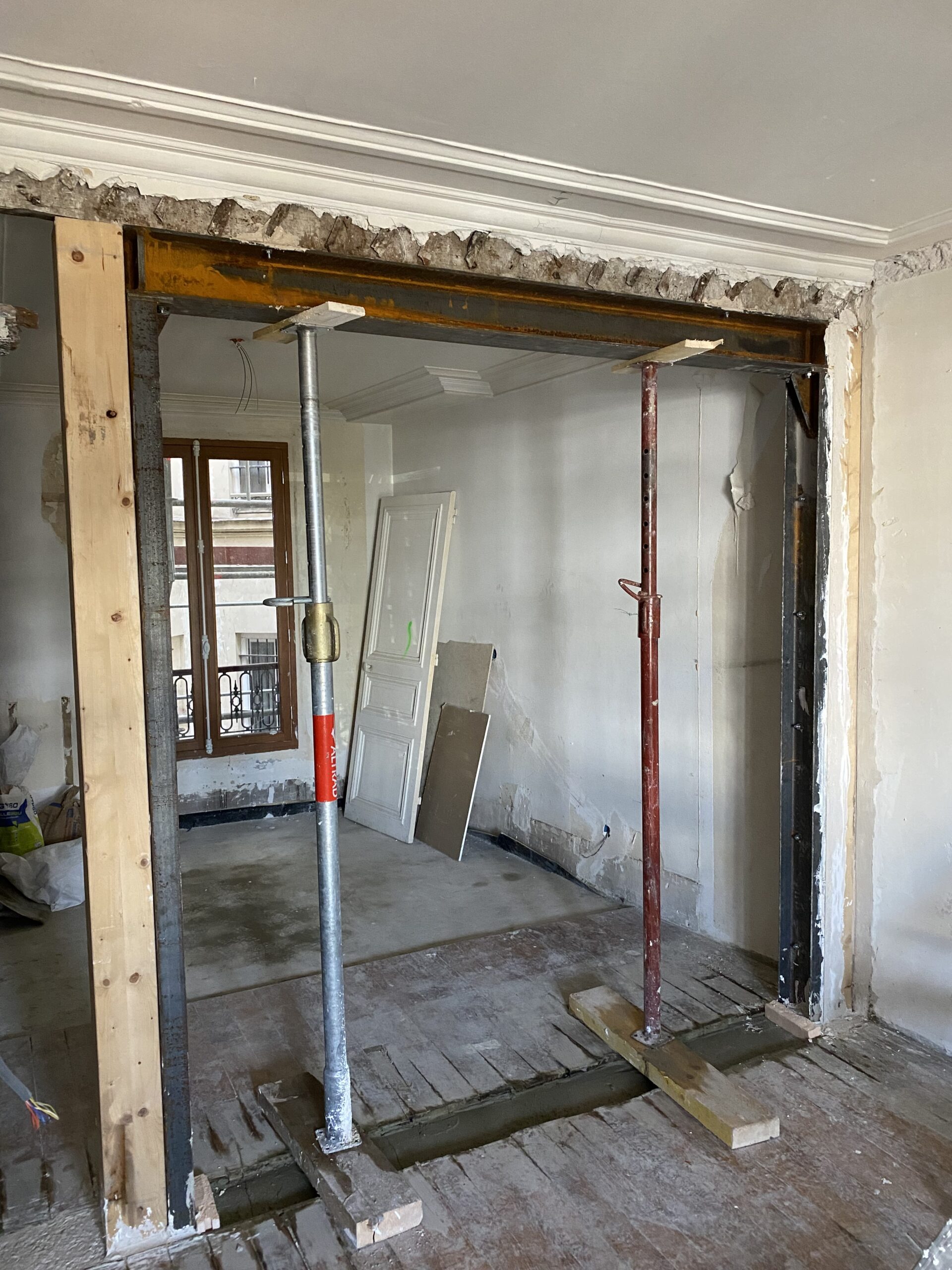 découvrez les étapes clés et les précautions nécessaires pour réaliser une ouverture dans un mur porteur en toute sécurité, avec conseils d'experts et réglementation.