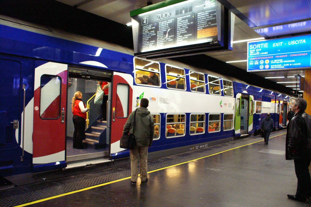 découvrez pourquoi paris est particulièrement bondée en ce moment et comment profiter au mieux de votre visite malgré la foule.