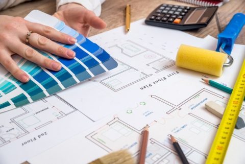 découvrez si peindre soi-même permet vraiment de faire des économies par rapport à faire appel à un professionnel, avec conseils et astuces pour un résultat réussi.