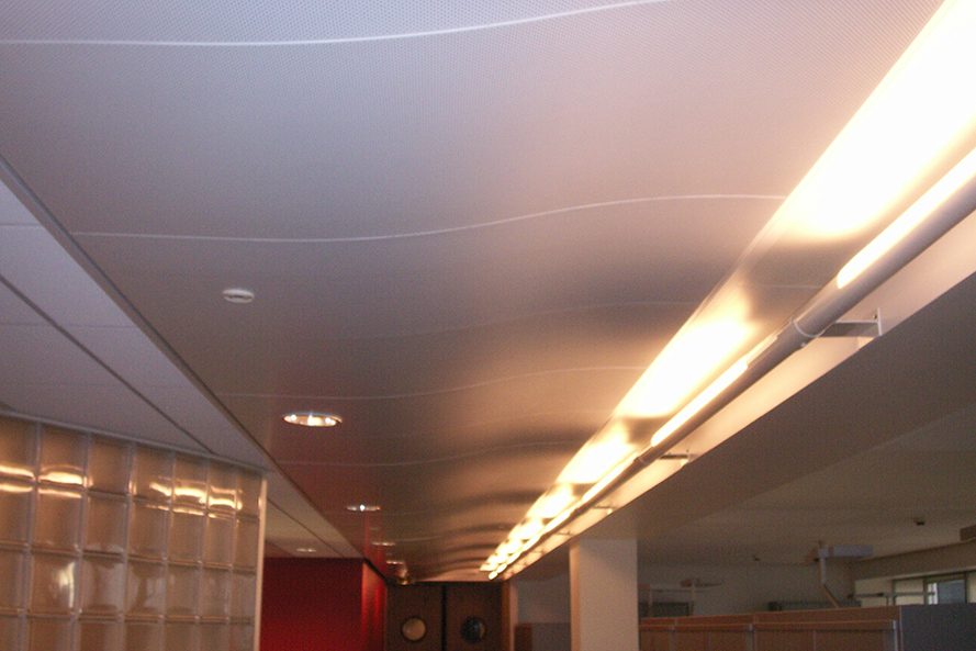 découvrez notre plafond suspendu double, alliant esthétique et fonctionnalité pour un intérieur moderne et élégant. installation facile et isolation optimisée.