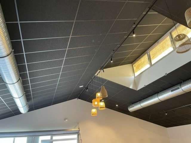 découvrez nos solutions de plafond suspendu double, alliant esthétique et performance pour optimiser l'isolation acoustique et thermique de vos espaces.