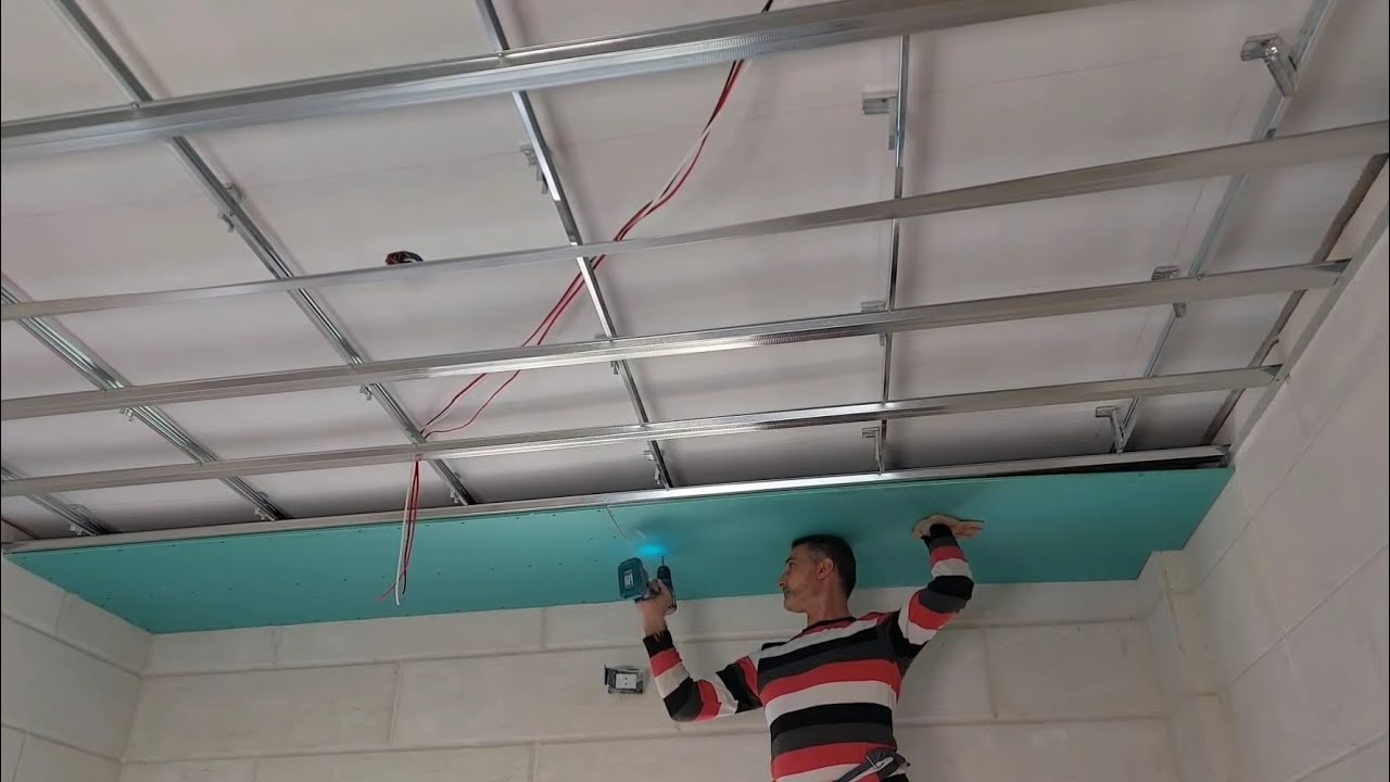 découvrez nos solutions de plafond suspendu double, alliant esthétique et performance pour sublimer et optimiser l'acoustique de vos espaces intérieurs.