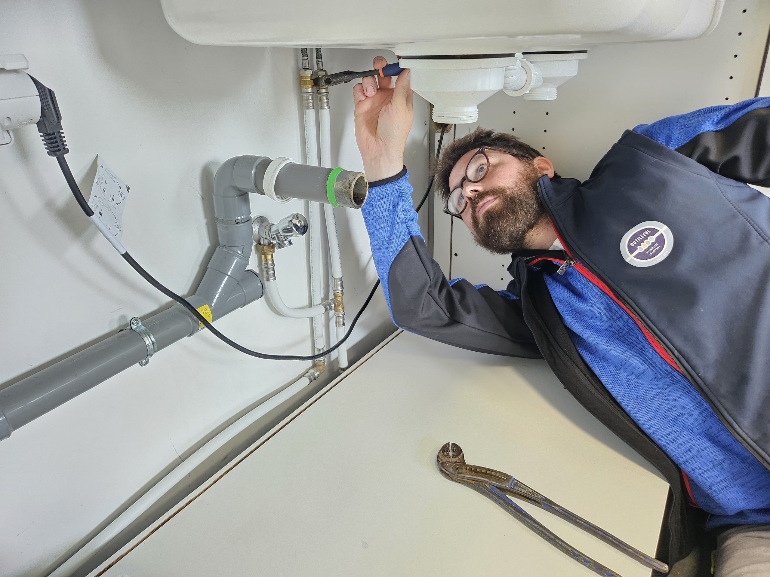 service de plomberie à paris 19 pour un dépannage rapide de fuite d'eau. intervention efficace et rapide pour résoudre tous vos problèmes de plomberie.