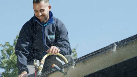 expert plombier spécialisé en recherche de fuite d'eau rapide et efficace pour protéger votre habitation et éviter les dégâts.