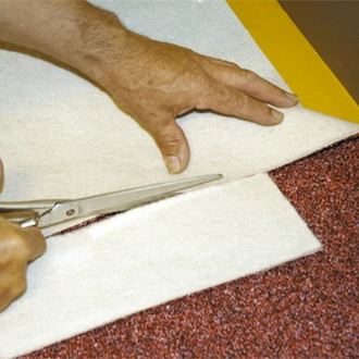 découvrez nos astuces pour poser votre moquette parfaitement, avec des conseils pratiques pour une découpe précise et un résultat impeccable.