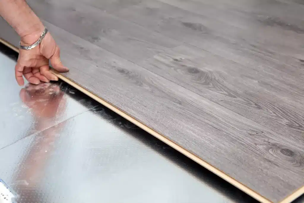 apprenez à poser un parquet stratifié facilement en 2025 grâce à notre guide complet et astuces pratiques pour un résultat professionnel à la maison.