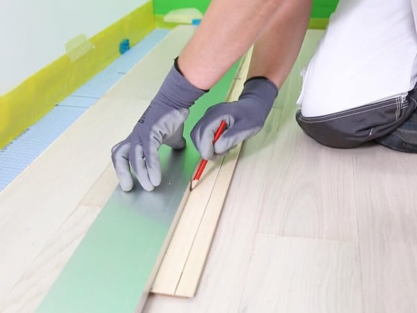 découvrez nos astuces et conseils pratiques pour poser votre parquet stratifié facilement et rapidement, même sans expérience.