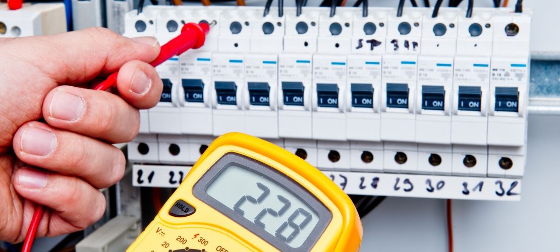 découvrez notre guide complet pour estimer le prix au m² de votre rénovation électrique et maîtrisez votre budget travaux en toute sérénité.