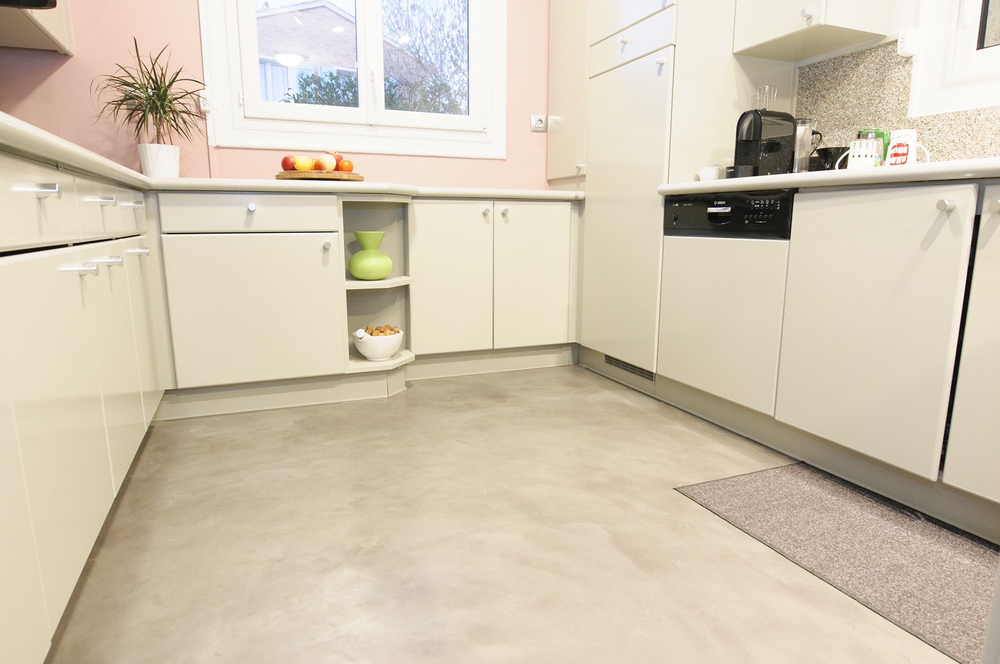 découvrez le prix du béton ciré pour votre cuisine : matériaux, main d'œuvre, et conseils pour un revêtement élégant et durable.