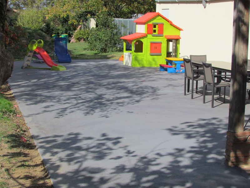 découvrez le prix du béton poli au mètre carré, les facteurs influençant le coût et des conseils pour bien choisir votre finition béton.