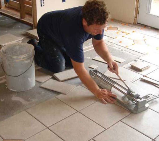 découvrez les prix du carrelage au m² pour bien planifier votre budget rénovation. comparez les coûts selon les types de carreaux et les styles.