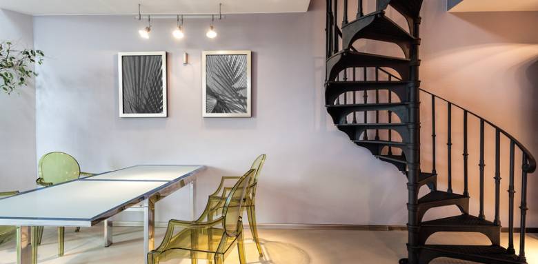 découvrez les tarifs pour un changement d'escalier : facteurs influençant le prix, estimations moyennes et conseils pour bien choisir votre nouvel escalier.