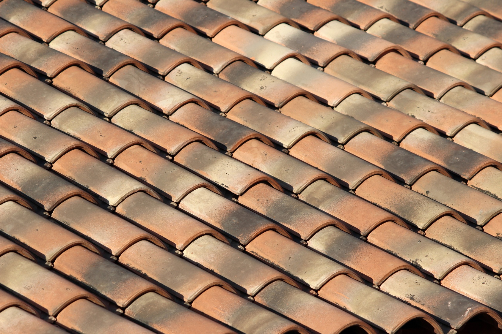 découvrez le prix du changement de tuiles, avec des conseils pour bien choisir et estimer le coût de vos travaux de toiture.