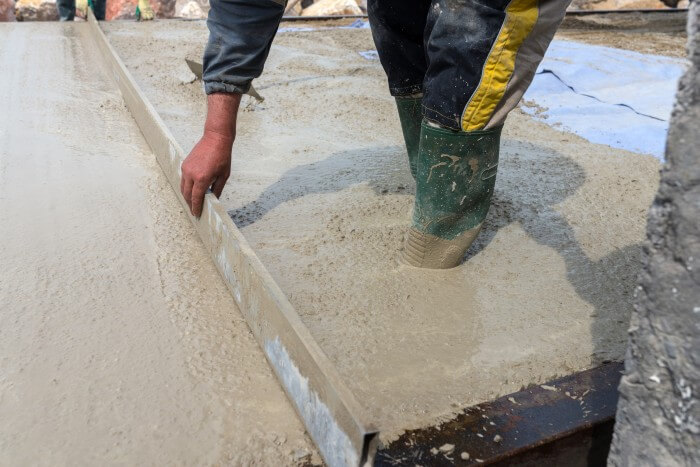 découvrez les prix moyens pour une chape béton de garage et obtenez un aperçu des coûts selon la surface et les matériaux utilisés.