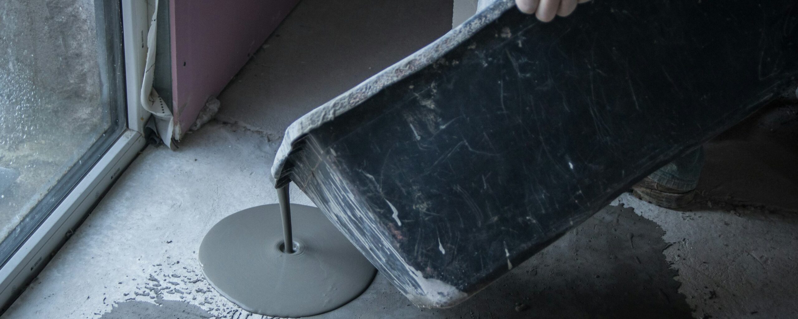 découvrez le prix de la chape béton intérieure pour vos travaux de rénovation ou construction. obtenez un aperçu complet des coûts selon la surface et les matériaux utilisés.