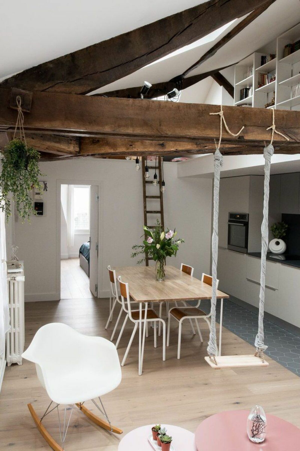 découvrez notre guide complet pour estimer le prix de l'aménagement des combles et gérer efficacement votre budget.