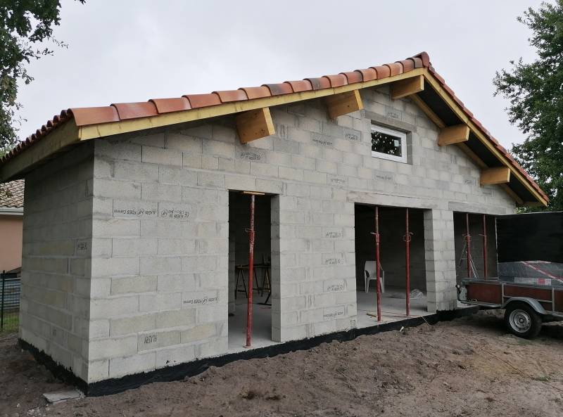 découvrez les prix de construction d'un garage et obtenez des conseils pour estimer votre budget selon les matériaux, la taille et les options choisies.