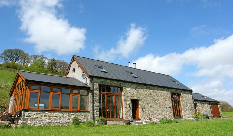 découvrez les prix de construction d'une grange en détail, incluant les matériaux, la main-d'œuvre et les conseils pour un budget maîtrisé.