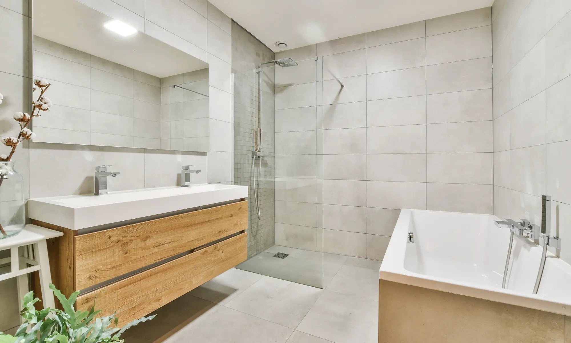 découvrez les prix de construction d’une salle de bain, les facteurs influençant le coût et des conseils pour bien budgétiser votre projet de rénovation.