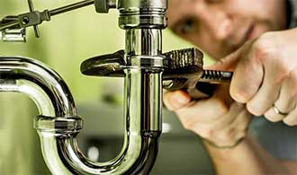 découvrez comment calculer le prix de revient en plomberie pour mieux gérer vos coûts et optimiser vos projets de travaux sanitaires.