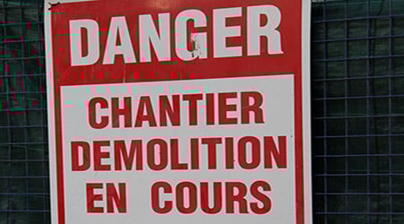 découvrez les tarifs pour la démolition de cloisons : coût moyen, critères influençant le prix et conseils pour bien préparer vos travaux de rénovation.