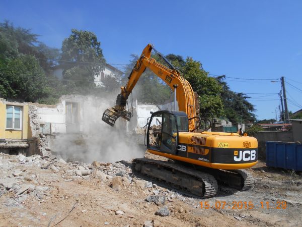 découvrez les tarifs de démolition de maison et obtenez une estimation précise pour votre projet. comparez les prix selon la taille et les matériaux à démolir.